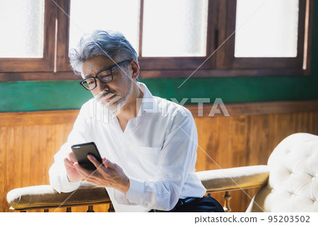 使用智能手機的灰髮男子 使用智能手機的灰髮男子 95203502