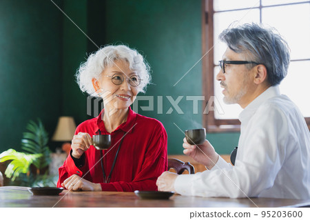 喝濃咖啡的灰髮夫婦 95203600