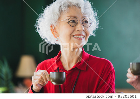 喝濃咖啡的灰髮夫婦 95203601