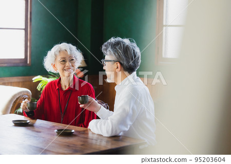 Gray-haired couple drinking espresso 95203604