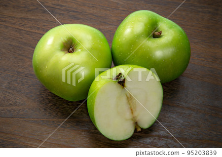green apple for cooking, bramley green apple for cooking, bramley 95203839