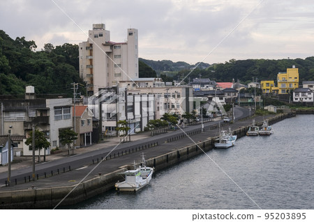 Townscape of Iki-go Noura in the early morning 95203895