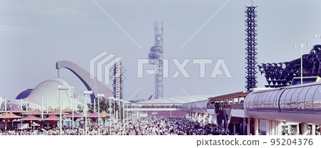 <Osaka Prefecture> Osaka Expo, Expo Tower (center back) and Australia Pavilion (left) 95204376