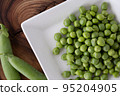 白盤上的青豆和豆莢 ③ 白盤上的青豆和豆莢 ③ 95204905