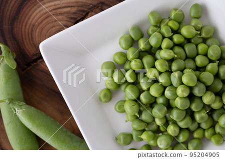 白盤上的青豆和豆莢 ③ 95204905