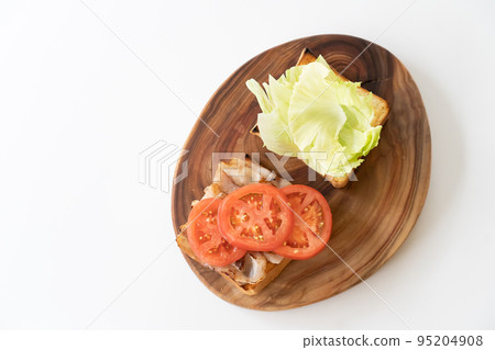 在木盤上供應的開放式三明治 95204908