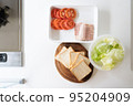 廚房裡排成一排的預煮三明治配料 廚房裡排成一排的預煮三明治配料 95204909
