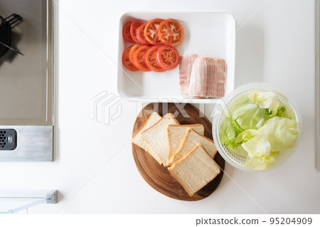 廚房裡排成一排的預煮三明治配料 95204909