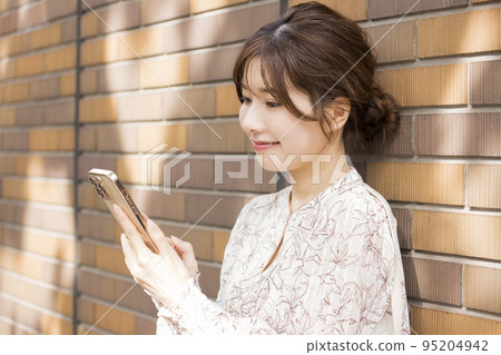 在城裡操作智能手機的女人 在城裡操作智能手機的女人 95204942