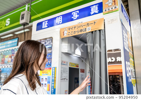 年輕女子為我的號碼卡拍照 95204950