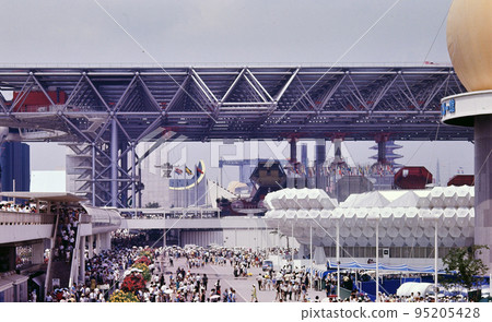 <Osaka Prefecture> Osaka Expo, near the "Omatsuri Hiroba" bustling with many visitors <Osaka Prefecture> Osaka Expo, near the "Omatsuri Hiroba" bustling with many visitors 95205428