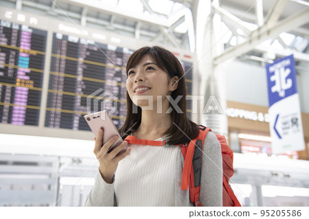 woman traveling abroad 95205586