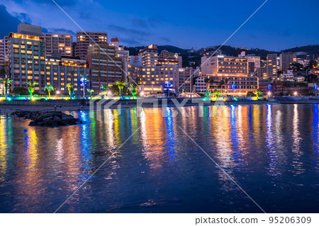 << Shizuoka Prefecture >> Night view of Atami Sun Beach / Scenery of resort area 95206309