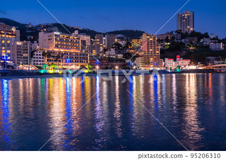 <<靜岡縣>>熱海陽光海灘夜景/度假區風景 95206310