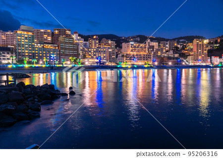 <<靜岡縣>>熱海陽光海灘夜景/度假區風景 95206316