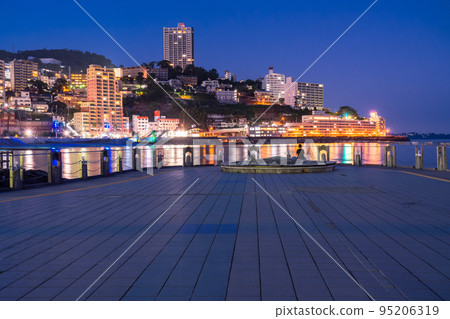 <<靜岡縣>>熱海陽光海灘夜景/度假區風景 95206319