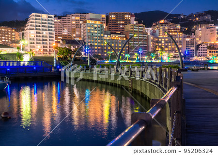 <<靜岡縣>>熱海陽光海灘夜景/度假區風景 95206324