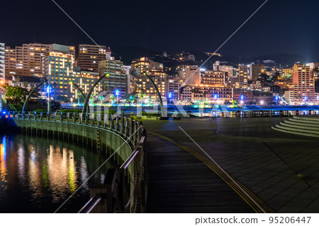 << Shizuoka Prefecture >> Night view of Atami Sun Beach / Scenery of resort area 95206447