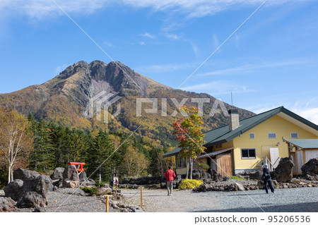 秋季從丸沼高原索道山頂站出發的日光白根山 95206536