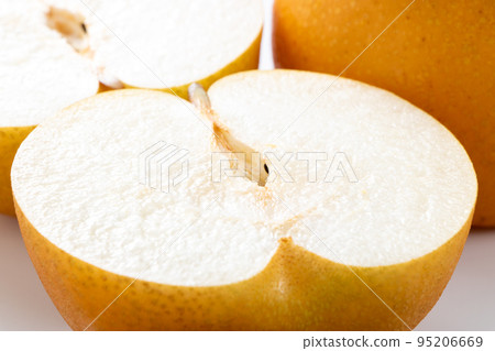 A cross section of a pear (Hosui). 95206669