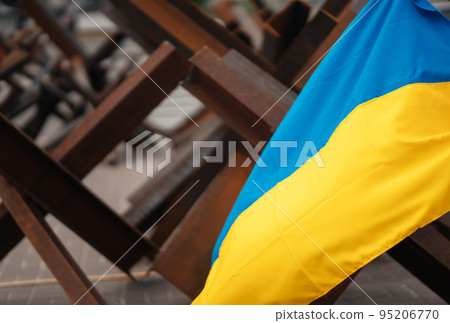 The Ukrainian flag hangs on barricades in the city 95206770