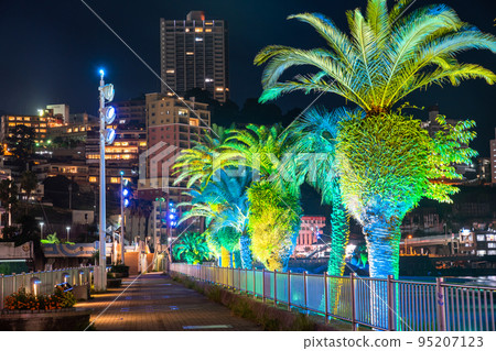 << Shizuoka Prefecture >> Night view of Atami Sun Beach / Scenery of resort area 95207123