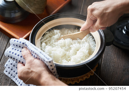 米飯在鍋裡煮熟 米飯在鍋裡煮熟 95207454