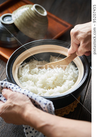 米飯在鍋裡煮熟 95207455