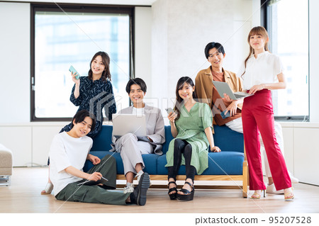 Men and women, generation Z, smartphones, friends, college students, shared house, living room Men and women, generation Z, smartphones, friends, college students, shared house, living room 95207528