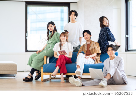 Men and women, generation Z, smartphones, friends, college students, shared house, living room 95207533