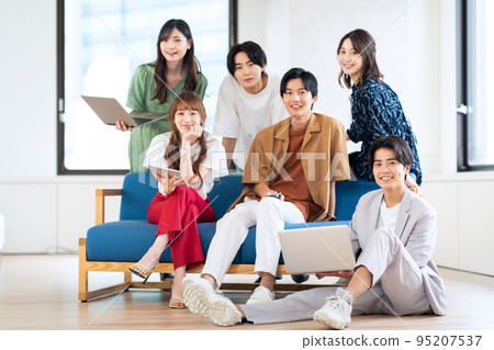 男女、Z世代、智能手機、朋友、大學生、合租屋、客廳 95207537