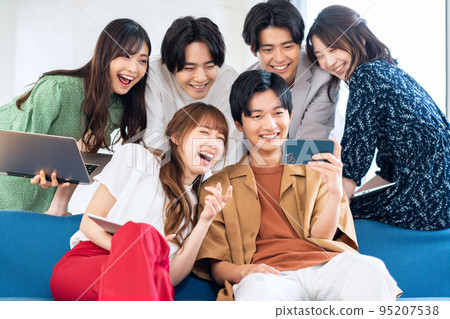 男女、Z世代、智能手機、朋友、大學生、合租屋、客廳 95207538