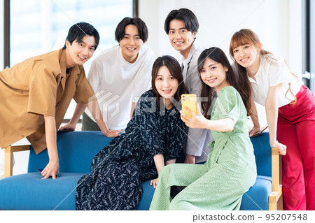男女、Z世代、智能手機、朋友、大學生、合租屋、客廳 男女、Z世代、智能手機、朋友、大學生、合租屋、客廳 95207548
