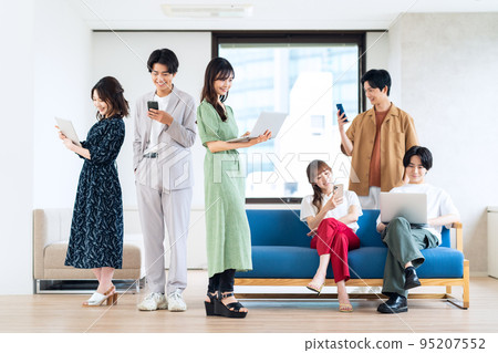 Men and women, generation Z, smartphones, friends, college students, shared house, living room 95207552