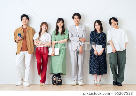 男女、Z世代、智能手機、朋友、大學生、合租屋、客廳 95207558