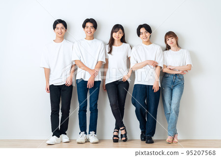 Men and women, Gen Z friends, university students, shared houses 95207568