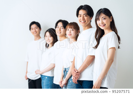 Men and women, Gen Z friends, university students, shared houses 95207571