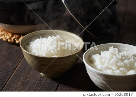 Freshly cooked rice served in a bowl 95208017