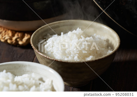 新鮮煮熟的米飯盛在碗裡 95208031