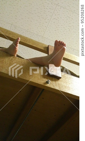 Feet protruding from the bunk bed 95208268
