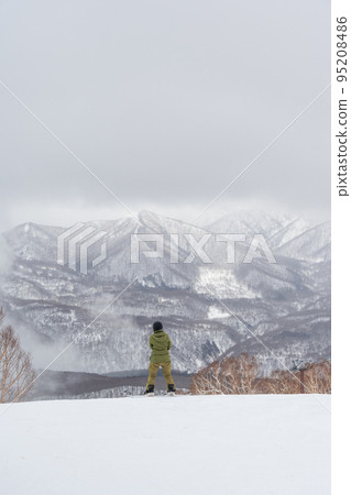 雪飄飄的神奇氛圍的滑雪場和單板滑雪者 雪飄飄的神奇氛圍的滑雪場和單板滑雪者 95208486