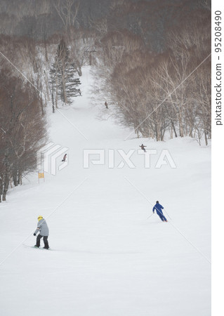 雪飄飄的滑雪場和擁有神奇氣氛的滑雪者 95208490