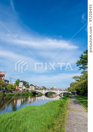 The Asano River flowing through the old city of Kanazawa, a place for citizens to relax | Kanazawa City, Ishikawa Prefecture The Asano River flowing through the old city of Kanazawa, a place for citizens to relax | Kanazawa City, Ishikawa Prefecture 95208493
