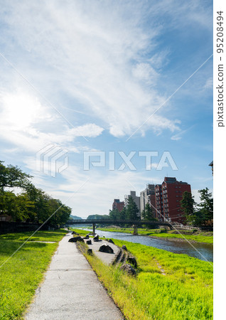 The Asano River flowing through the old city of Kanazawa, a place for citizens to relax | Kanazawa City, Ishikawa Prefecture 95208494