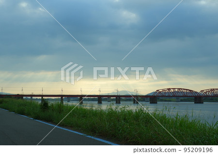早上在河床上 95209196