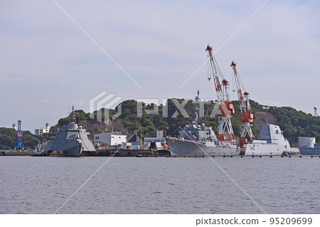 LPD-24 Arlington DDG-83 Howard DDG-1000 Zumwalt 95209699