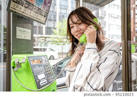 因手機通訊故障而使用公用電話的年輕女性 95210025
