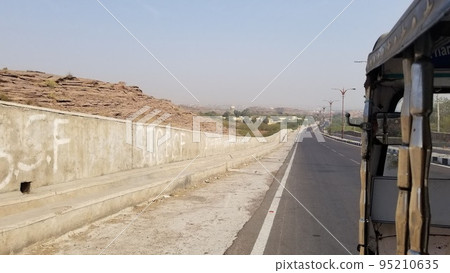 乘坐人力車前往印度 95210635