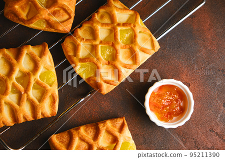 Fresh puff pastry mini pies with pear and lime jam 95211390