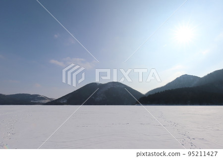 北海道鹿尾湖 鹿別湖 Kotan Frozen Lake Shikaribetsu 和 Kuchibiru 山 95211427